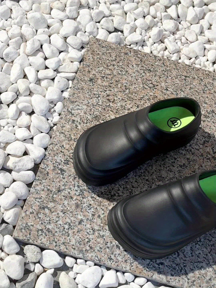 Men's Douglas slip-on clogs: chunky sole, comfortable, easy wear, impact absorbing.