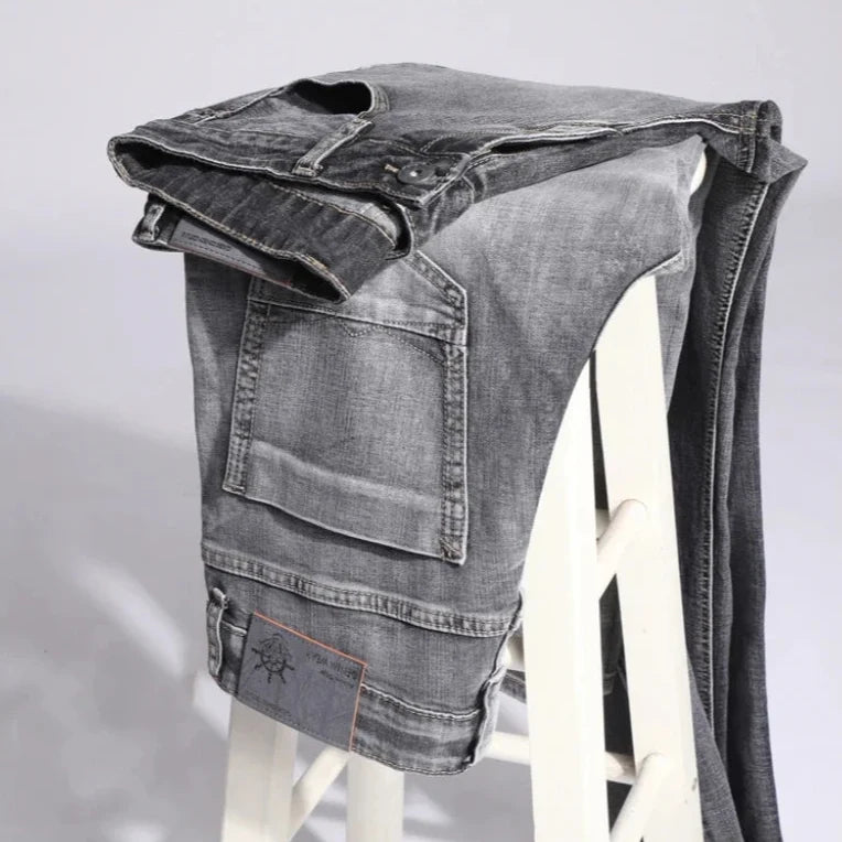 Versatile men's Drayton denim jeans, offering everyday style and comfort with a durable stretch fabric.