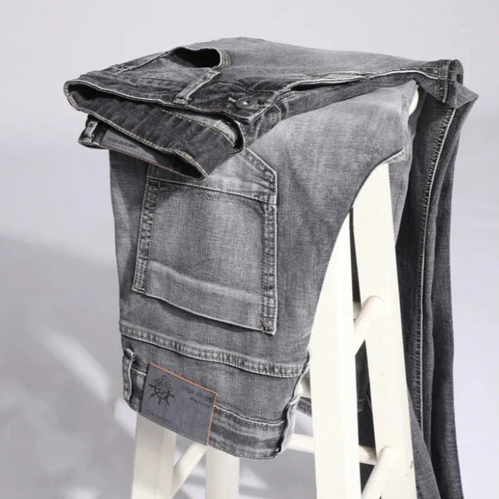 Versatile men's Drayton denim jeans, offering everyday style and comfort with a durable stretch fabric.