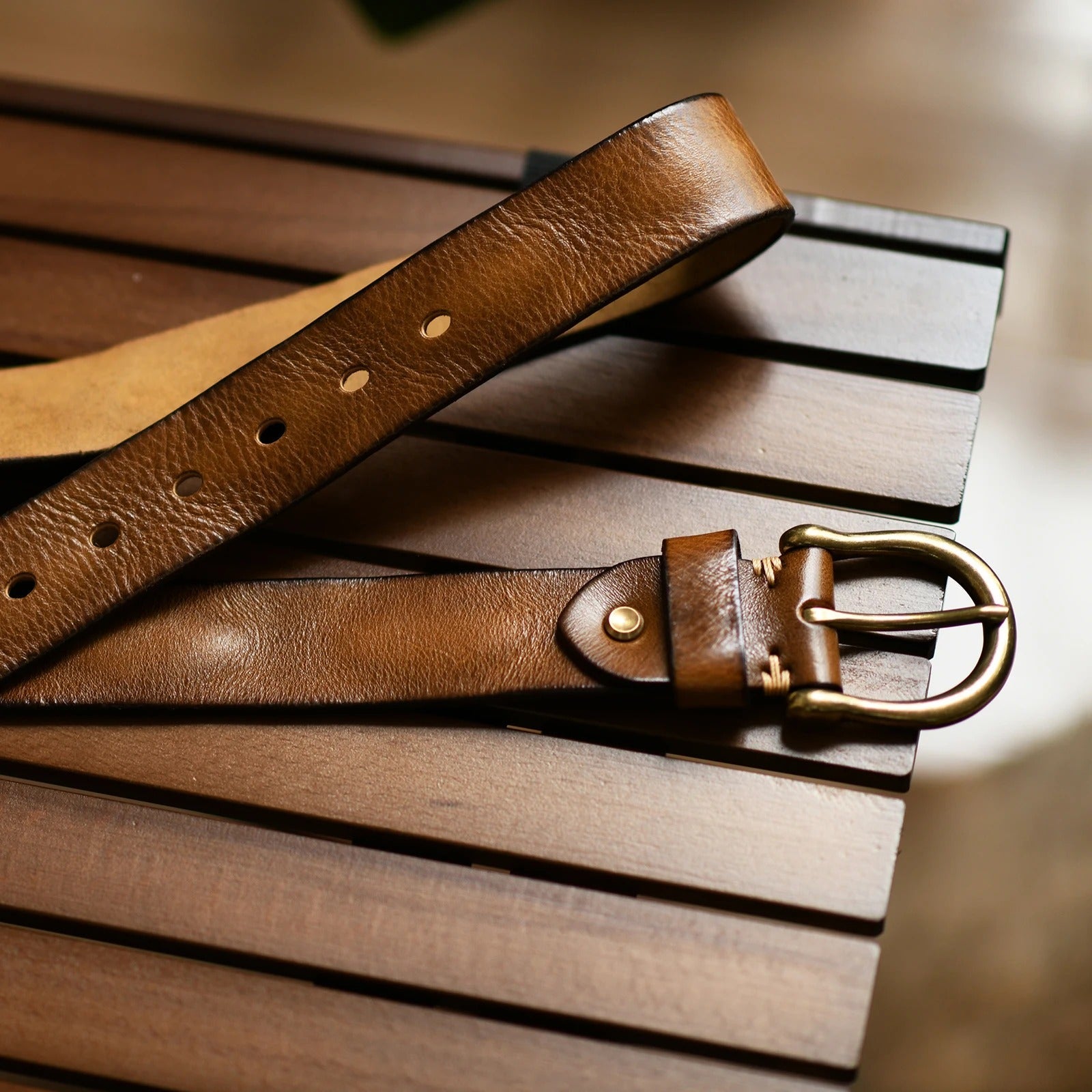 Sturdy men's casual belt, made from robust 100% cowhide leather. Ideal for daily, comfortable wear.