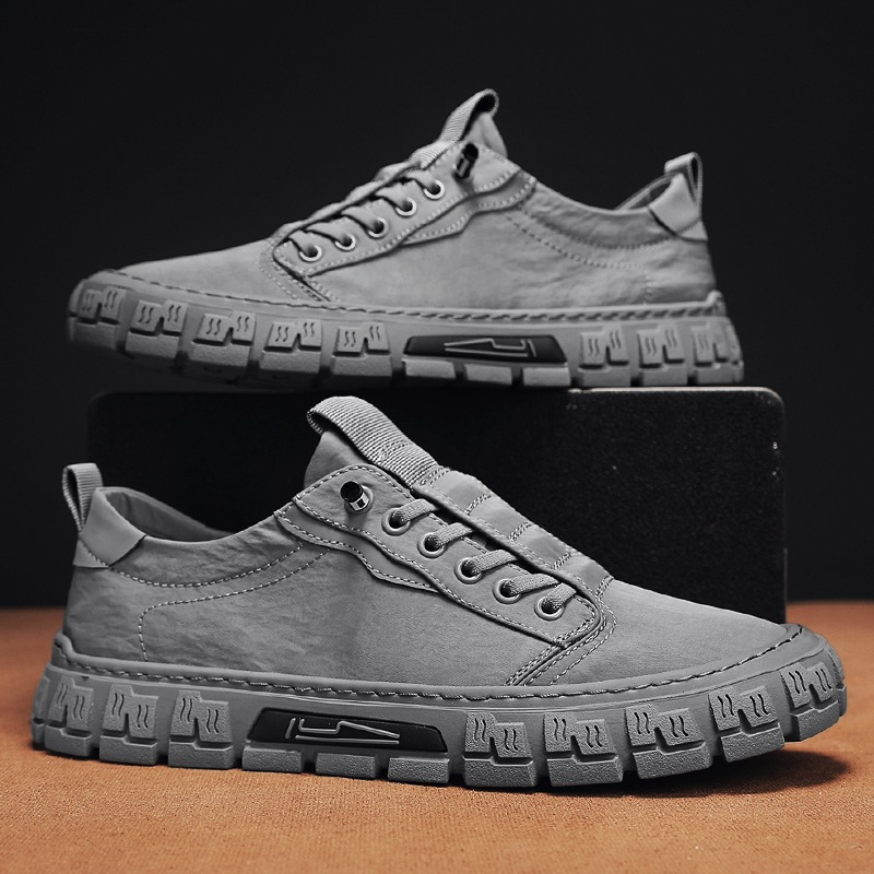 Black men's everyday sneakers, durable & comfortable for walking. Versatile casual footwear with street style appeal.