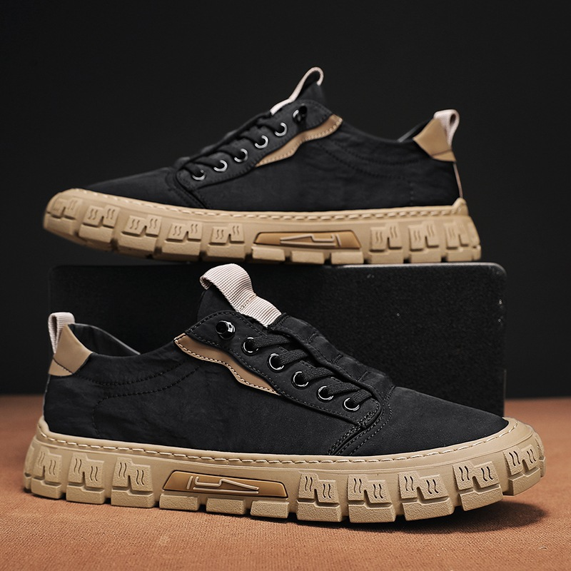 Versatile black men's casual sneakers, perfect for street style. Durable and comfortable everyday footwear for walking.