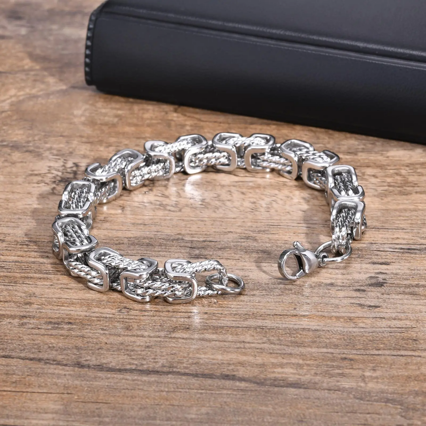 Men's metal bracelet: durable stainless steel chain, a rugged accessory with a polished finish.