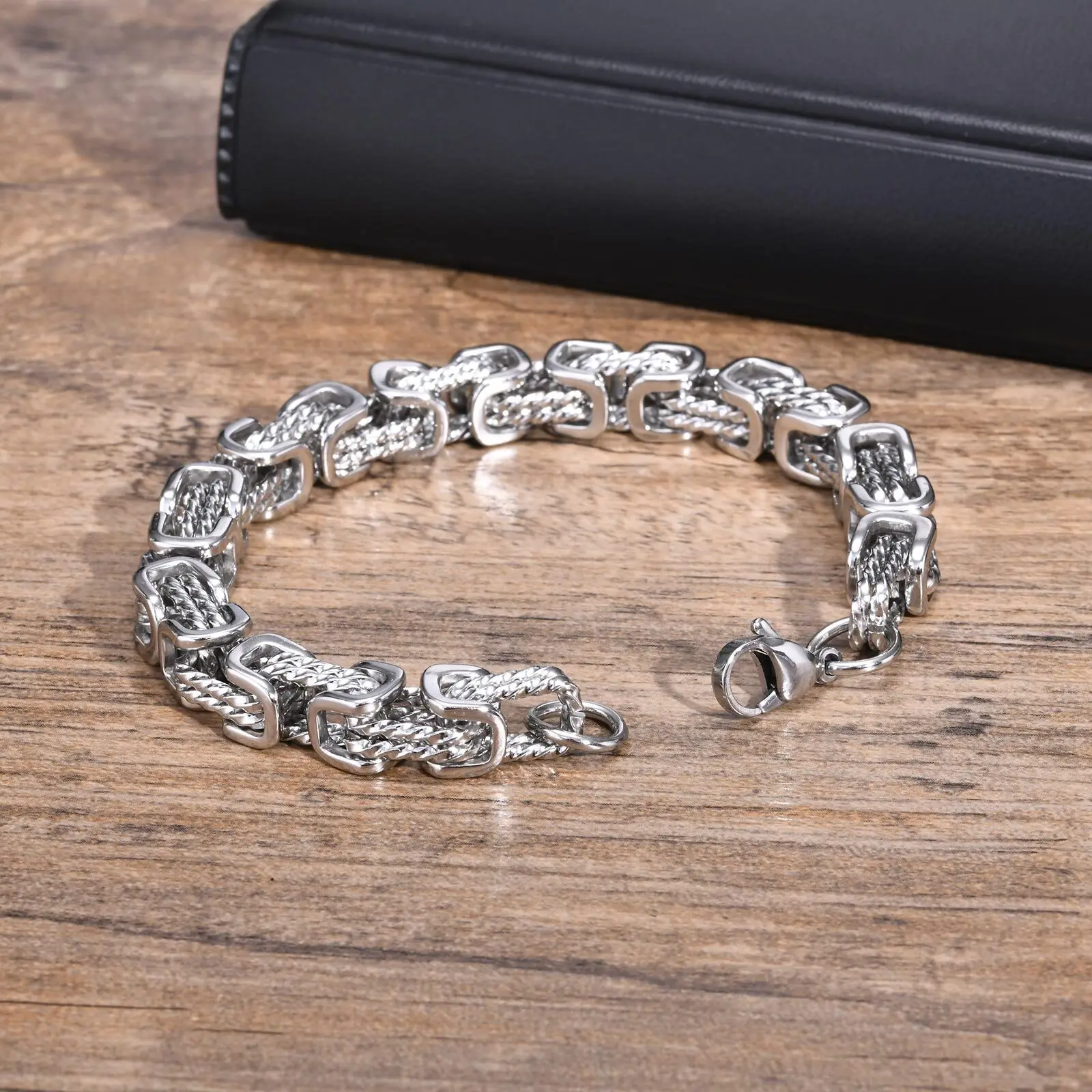Men's metal bracelet: durable stainless steel chain, a rugged accessory with a polished finish.