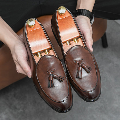 Polished leather men's tassel loafers with elegant design, comfortable slip-on style for classic men's fashion.