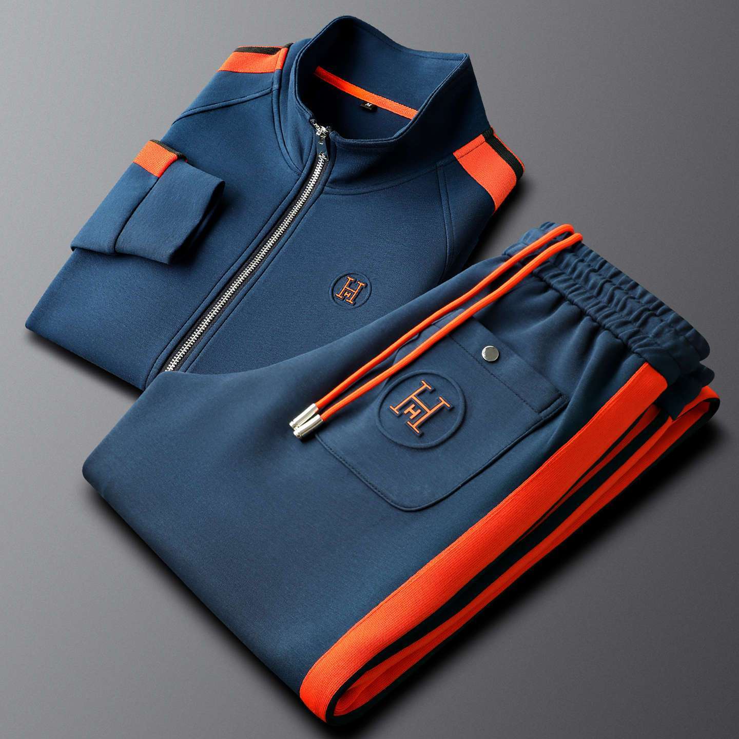 Complete men's embroidered tracksuit, perfect for sports or a casual street-style outfit. Comfortable activewear.