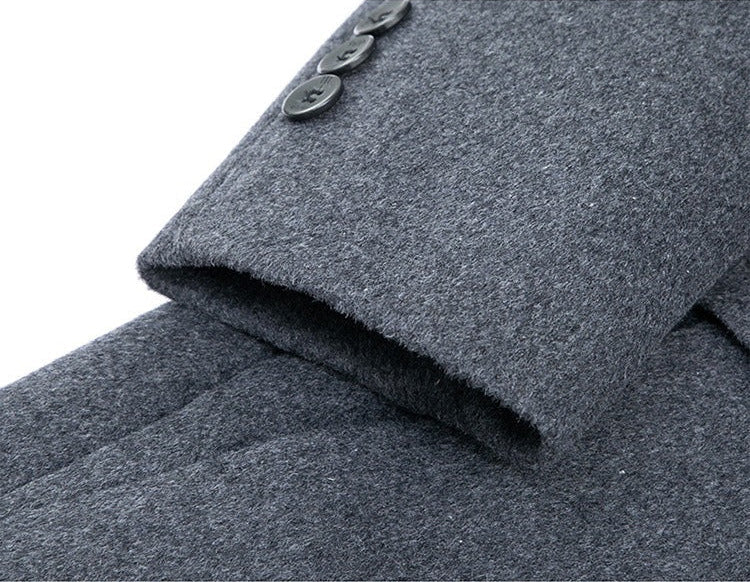 Sophisticated men's professional jacket, a modern tailored fit for diverse occasions.
