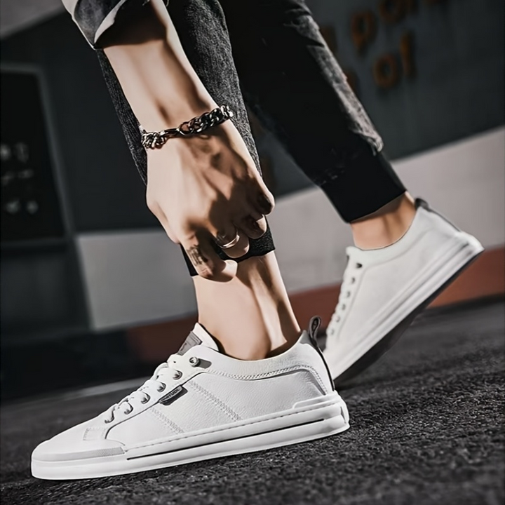 Stylish men's walking shoes: low-top sneakers in a durable finish, ultimate comfort.