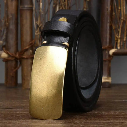 High-quality men's full-grain leather belt, secured with a sturdy brass buckle. A durable men's accessory.