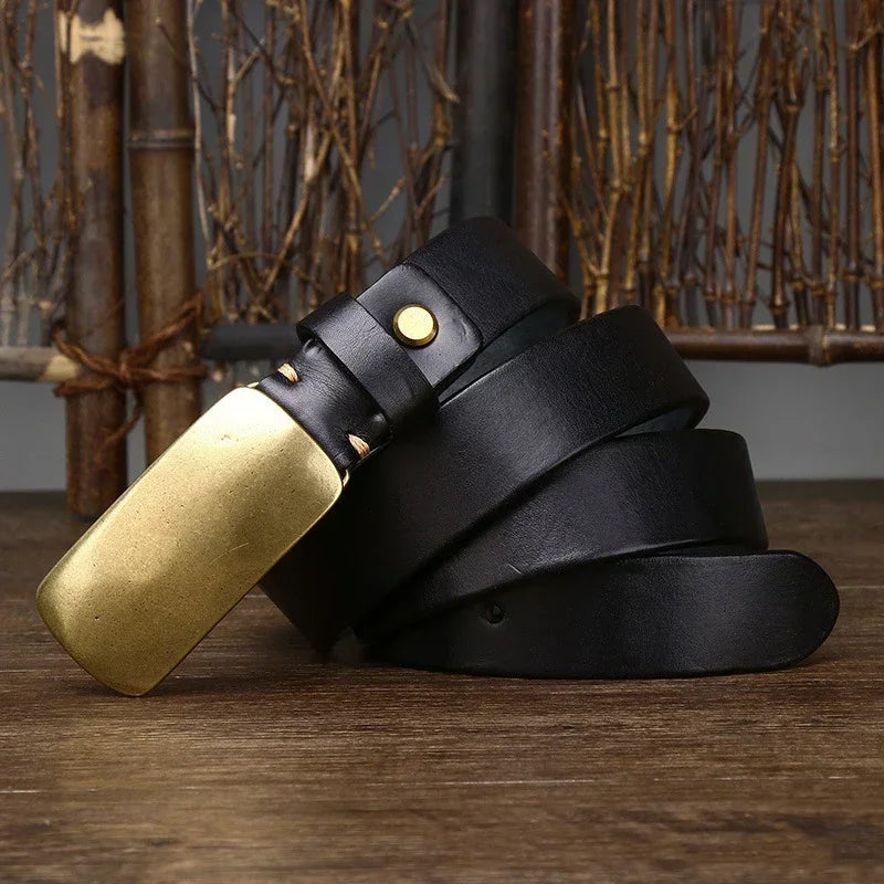 Elevate any outfit with this men's full-grain leather belt, boasting a stylish and durable brass buckle.