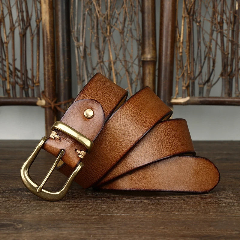 Durable men's accessory: Full-grain leather belt for a classic look, built for everyday elegance.