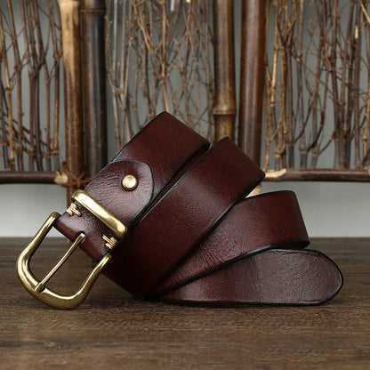 High-quality men's leather belt, full-grain finish, designed for durability and timeless fashion.