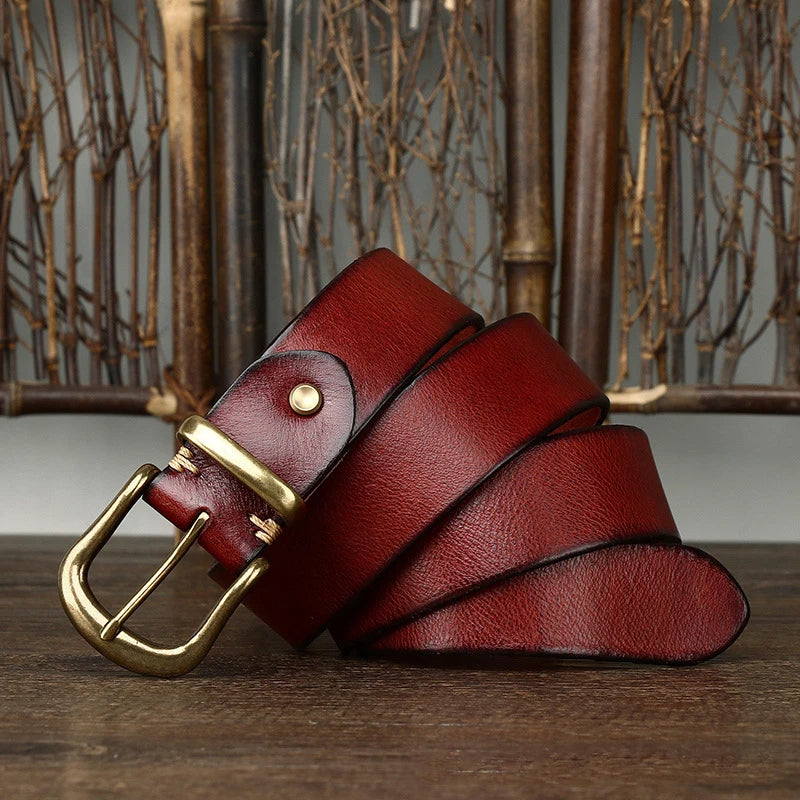 Elegant men's full-grain leather belt, a stylish and durable accessory for any wardrobe.