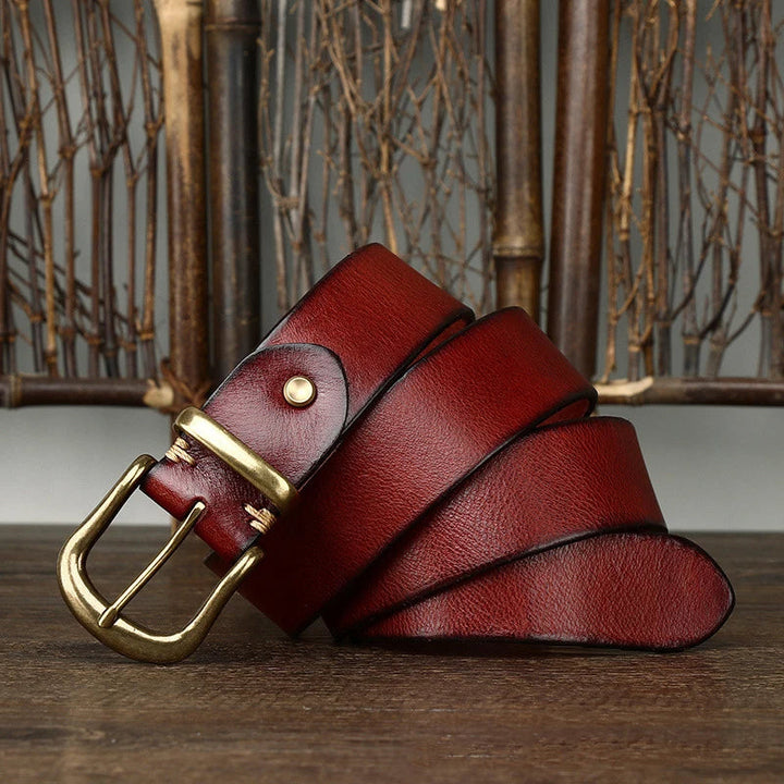 Elegant men's full-grain leather belt, a stylish and durable accessory for any wardrobe.