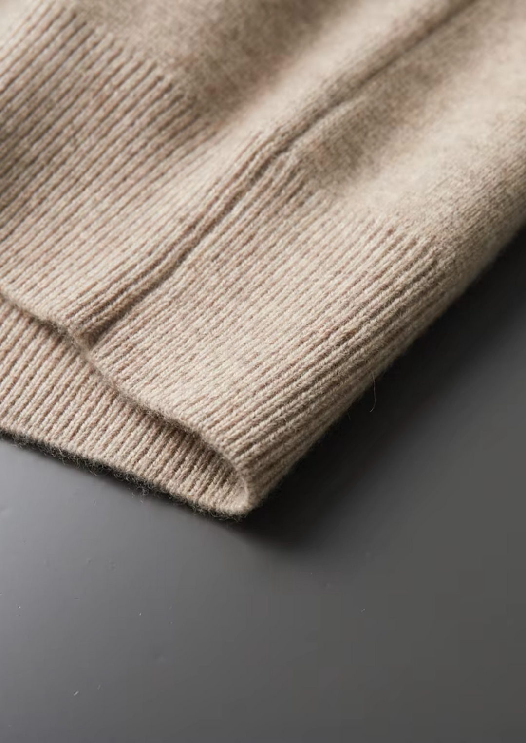 Men's collared full-zip cardigan for a refined smart casual ensemble. Ideal for any occasion.