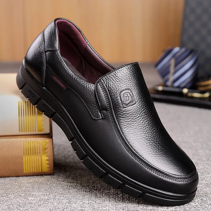 Comfortable men's casual walking shoes in genuine leather. Ideal for everyday wear and versatile fashion.