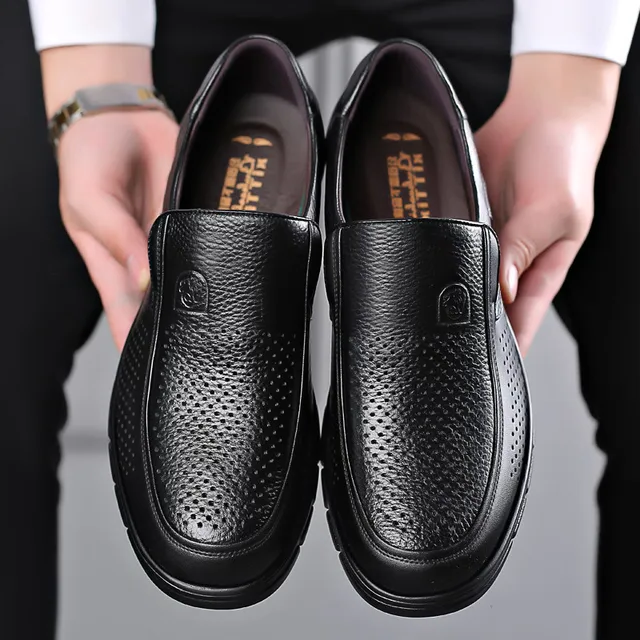 Stylish men's casual loafers in genuine leather. Versatile everyday footwear for comfort and smart casual outfits.