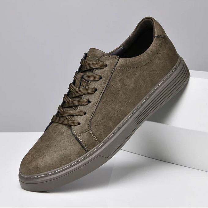 Comfortable men's genuine leather casual sneakers, ideal for durable everyday wear and men's fashion.