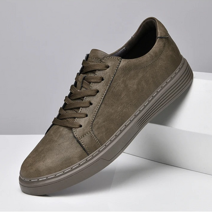 Comfortable men's genuine leather casual sneakers, ideal for durable everyday wear and men's fashion.