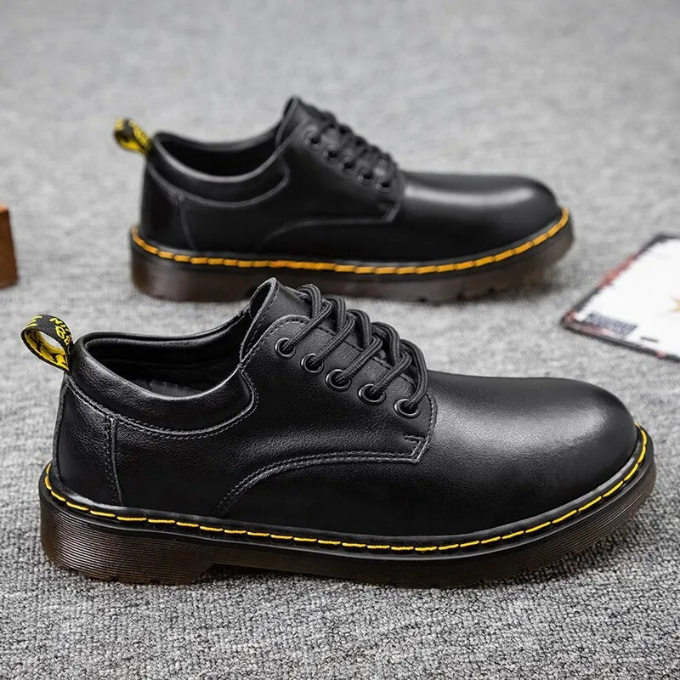 Genuine leather low-cut men's kicks, available in black. Ideal comfort shoes for modern casual fashion.