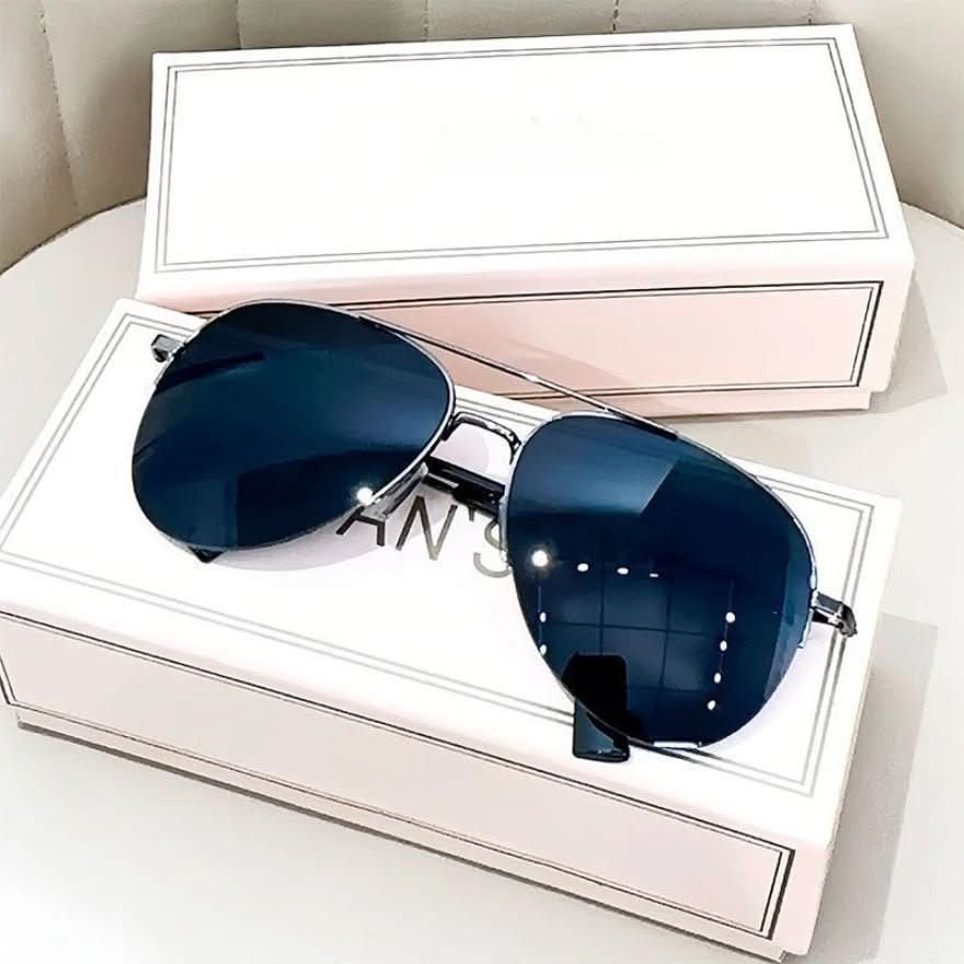 Men's gradient pilot sunglasses offering UV400 protection for stylish outdoor wear & anti-glare driving.