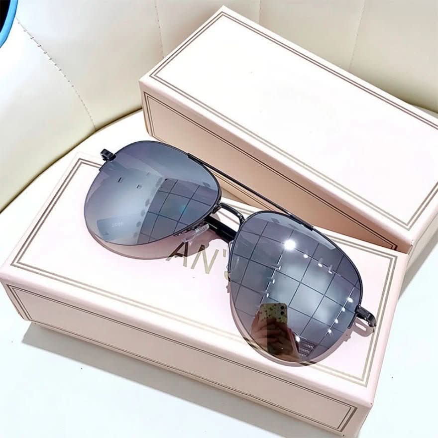 Premium men's pilot sunglasses with gradient UV400 lenses, providing essential anti-glare eye protection.