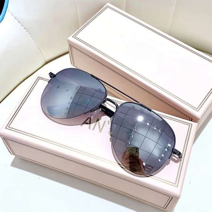 Premium men's pilot sunglasses with gradient UV400 lenses, providing essential anti-glare eye protection.