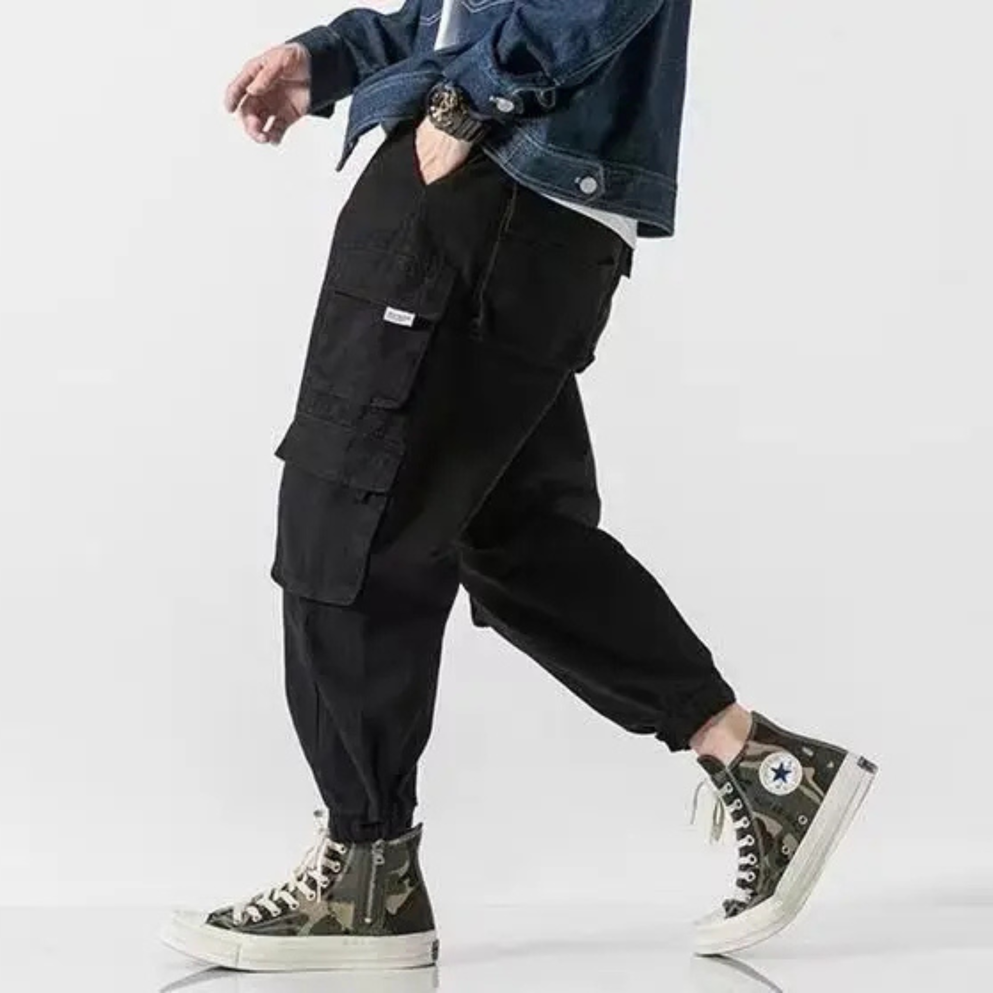 Modern men's fashion cargo joggers, tapered fit, heavyweight material, for street & casual style.