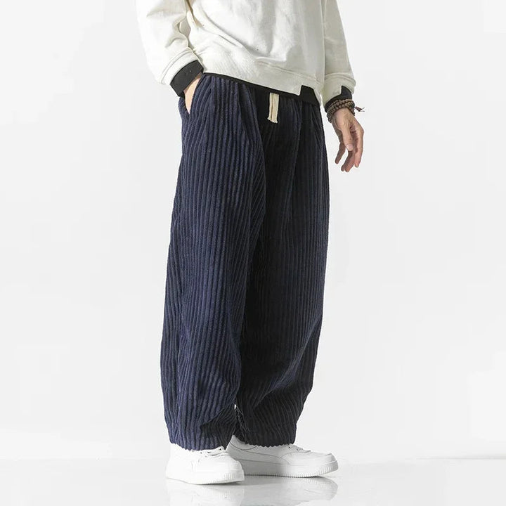 Vintage style men's wide-leg jogger pants, blending heritage aesthetics with modern comfort. Ideal for relaxed everyday wear.