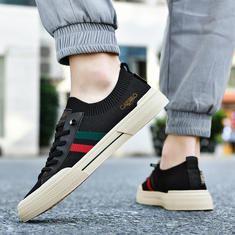 Black men's everyday sneakers, combining Italiana Style with a lightweight design for comfort.