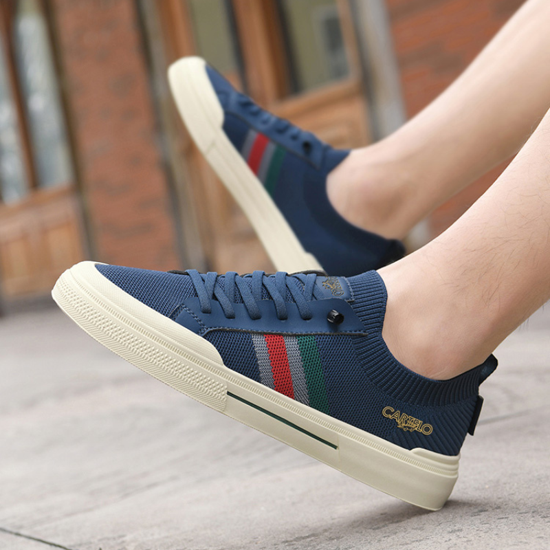 Fashionable men's walking shoes, lightweight and comfortable, ideal for street style and daily wear.