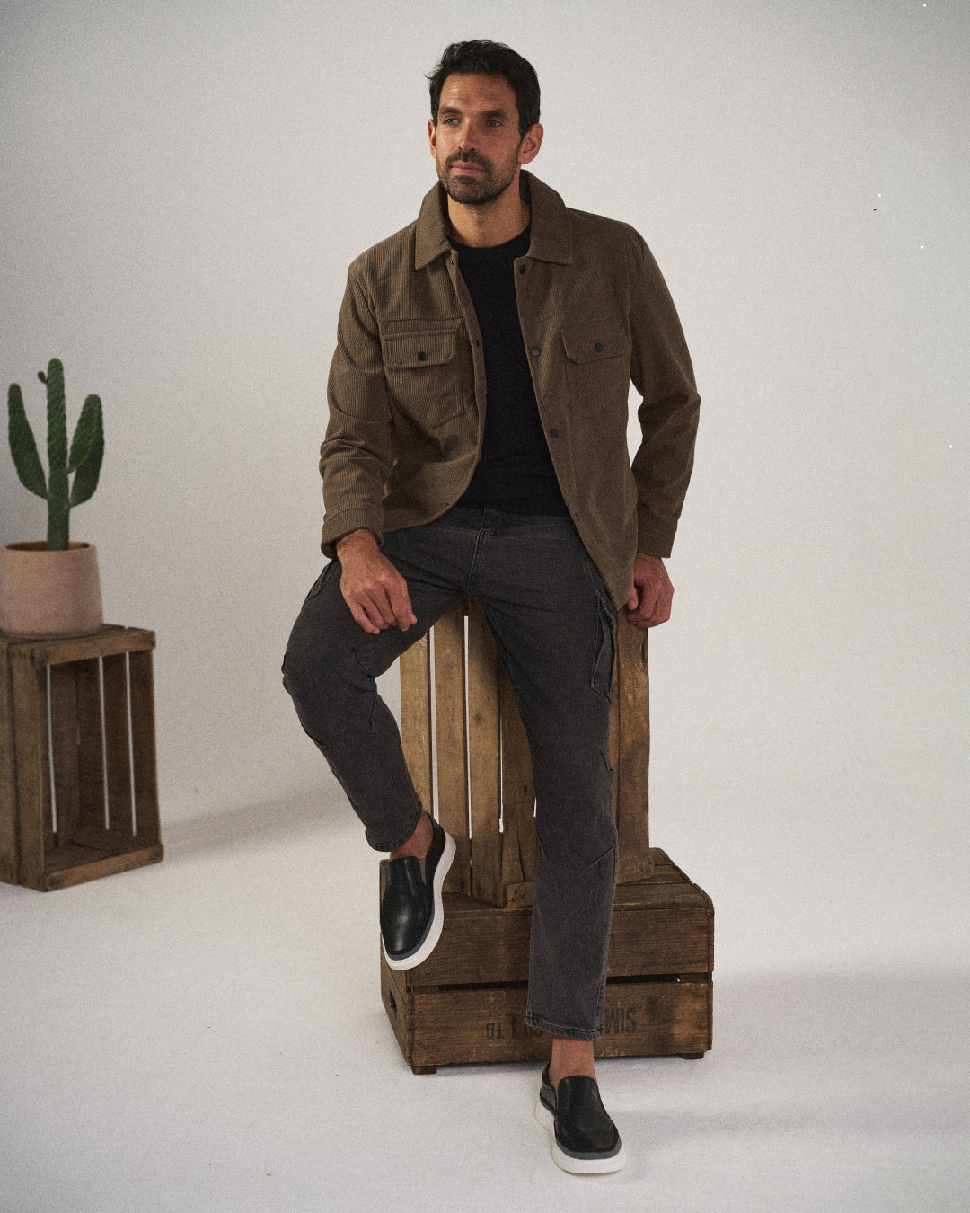 Comfortable men's cargo pants: Kensington slim-fit with 4-way stretch for active lifestyles.