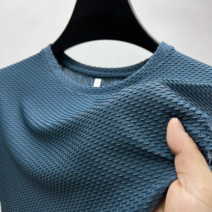 Comfortable men's short sleeve shirt, ideal for hot weather, offering breathability.