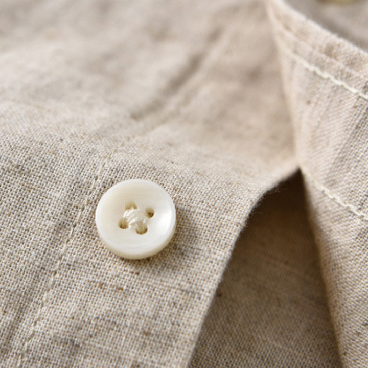 Casual men's lightweight shirt, perfect for everyday versatility and comfort.