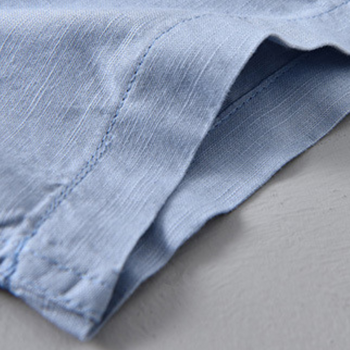 Casual men's button-up shirt, lightweight fabric, perfect for a relaxed wardrobe.