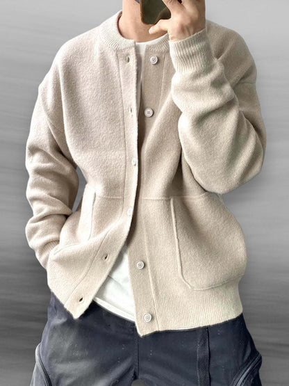 Stylish men's lightweight long-sleeve cardigan for casual comfort. Versatile layering in spring and fall fashion.