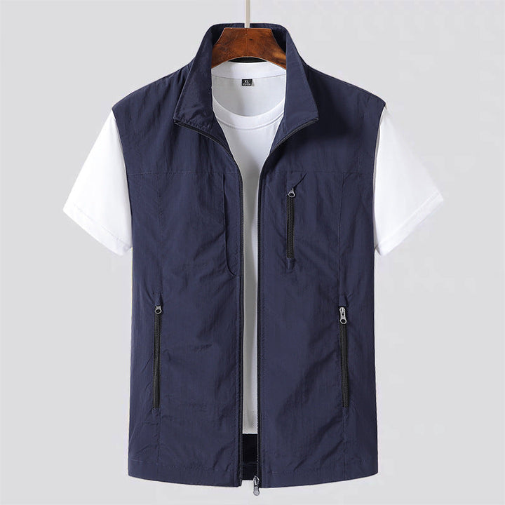 Stylish men's casual summer vest, multi-pocket design for easy layering, great for photographers & outdoor enthusiasts.
