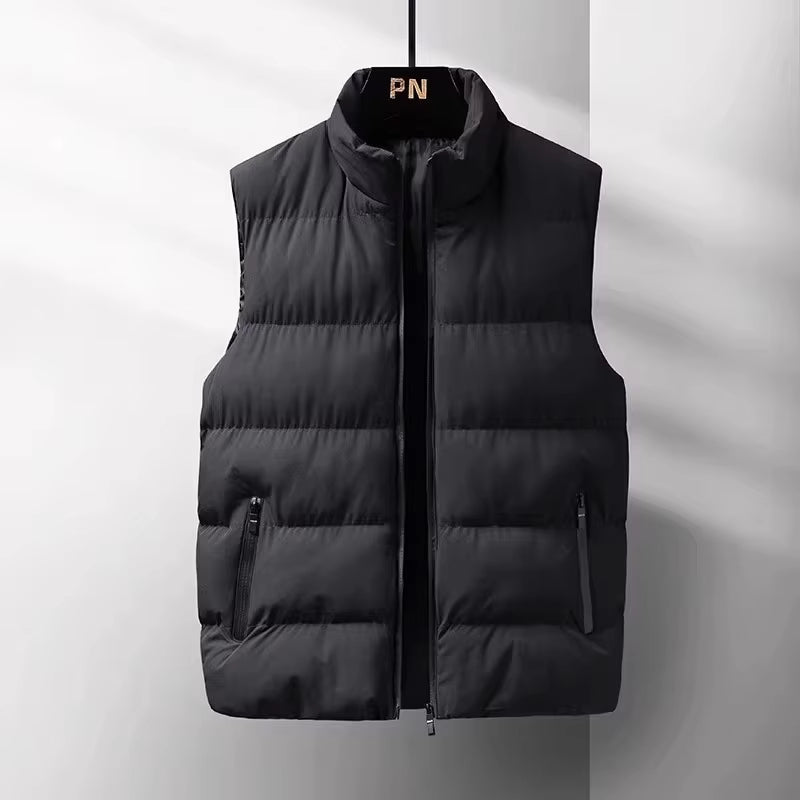 Durable men's lightweight puffer vest, designed for activewear. Provides everyday comfort and wind protection.