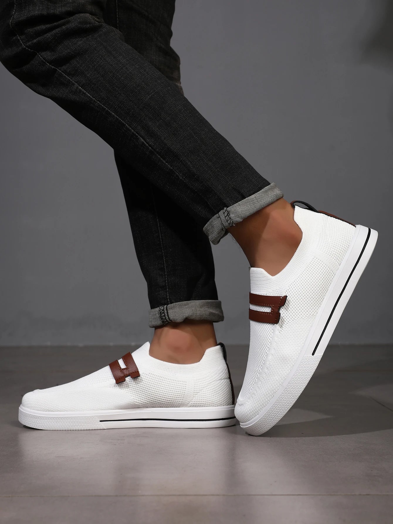 Breathable mesh men's slip-on loafers, ideal for easy wear & lightweight comfort in summer.