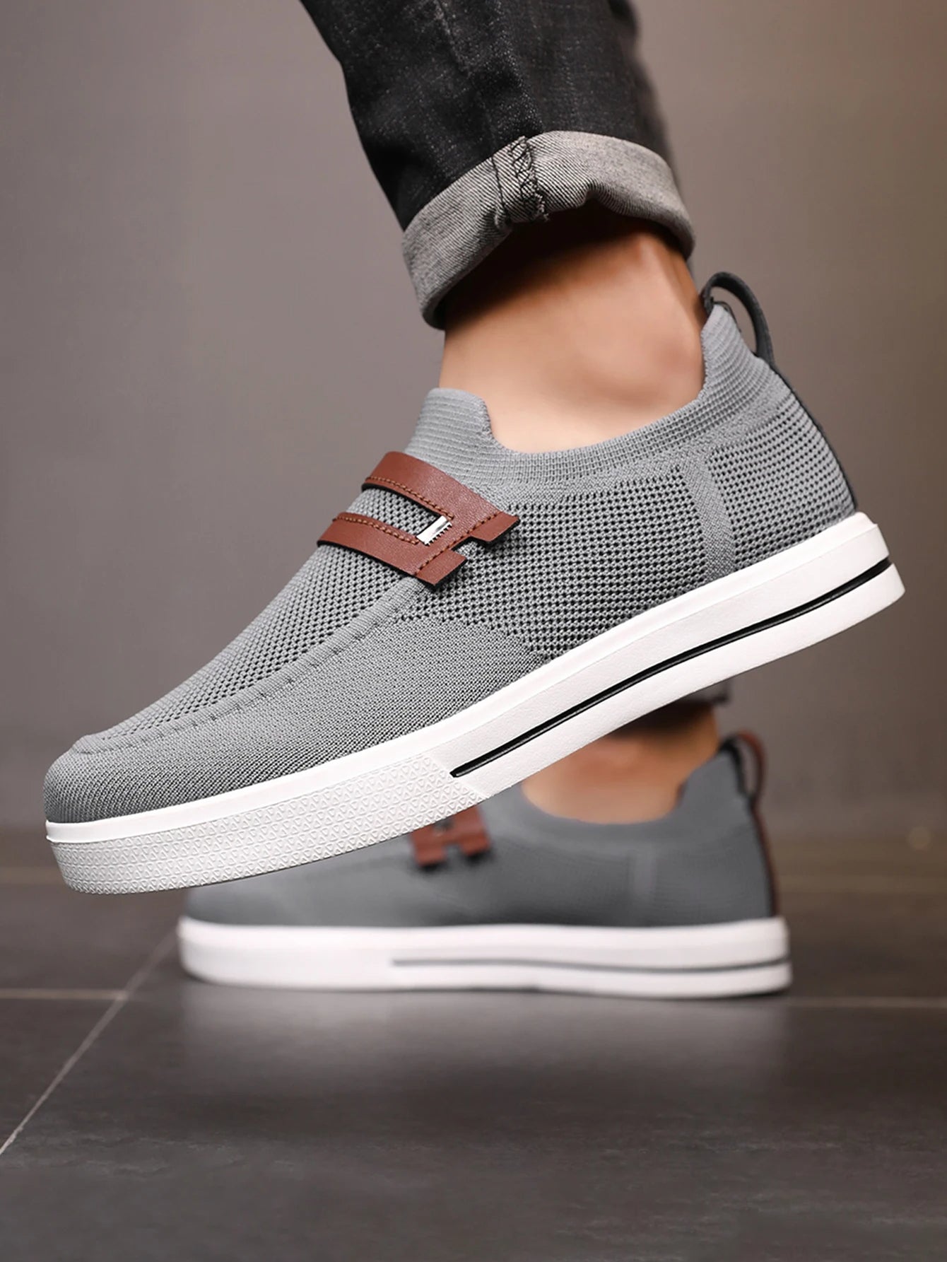 Casual men's laceless loafers with mesh upper for a stylish, comfortable everyday look.