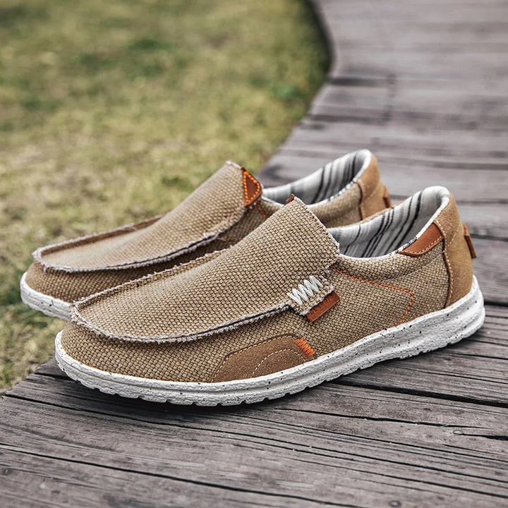 Stylish men's slip-on shoes, lightweight and comfortable for everyday wear. Easy to put on, perfect for casual fashion.