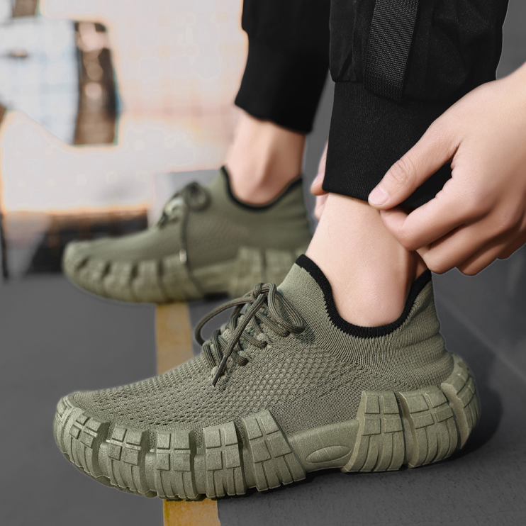 Premium men's lightweight sneakers, ideal for comfortable urban exploration and street fashion.