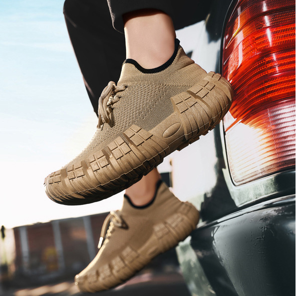 Stylish men's urban sneakers, designed for dynamic city living and athletic comfort.