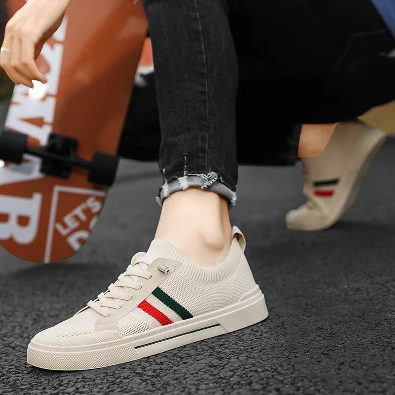 Casual men's sneakers for everyday wear, offering lightweight comfort & active style.