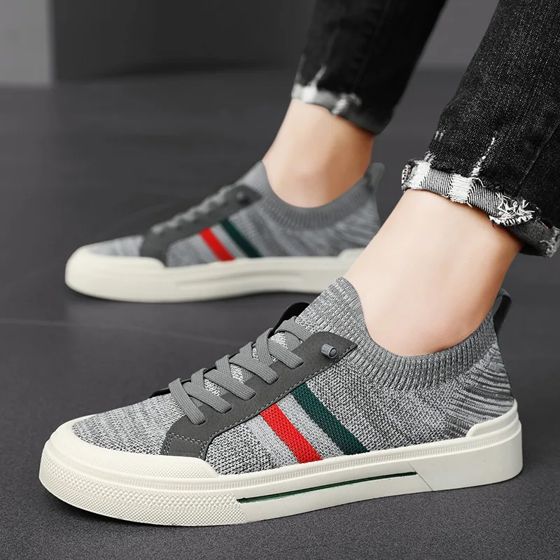 Urban style men's casual sneakers, lightweight and comfortable for everyday walking.