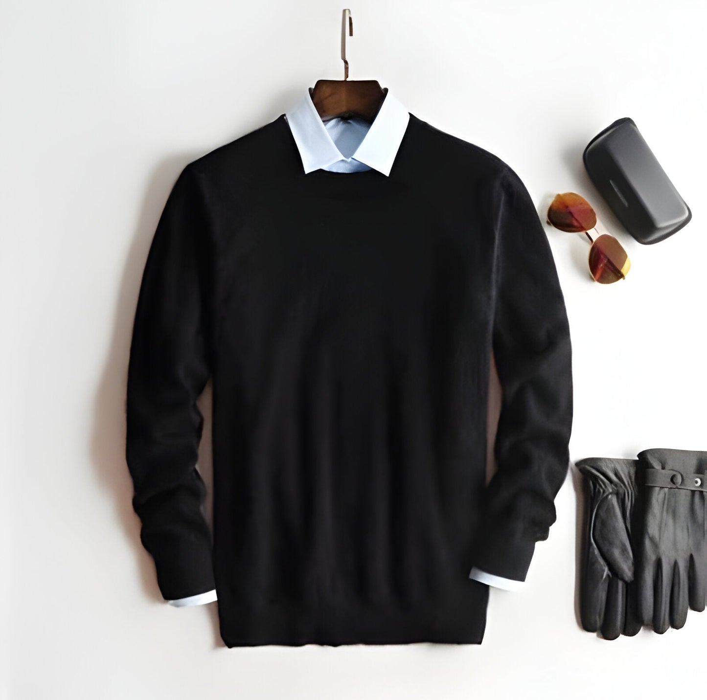 Men's luxury cashmere pullover sweater, high quality and elegant for a sophisticated fall and winter style.