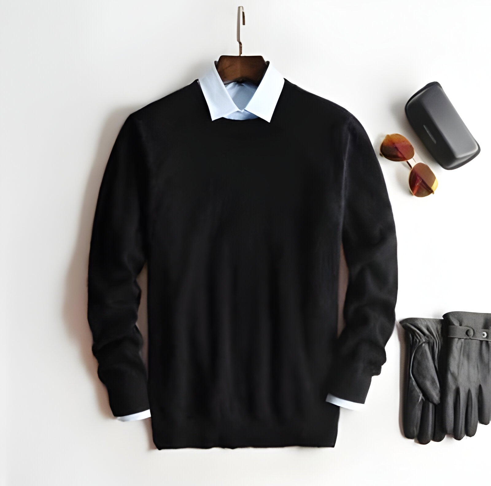 Men's luxury cashmere pullover sweater, high quality and elegant for a sophisticated fall and winter style.
