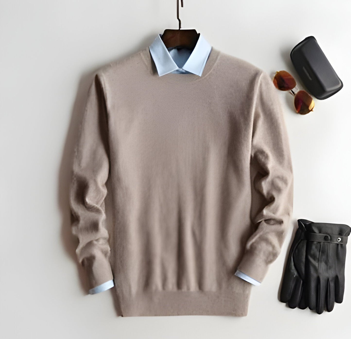 High quality men's crew neck cashmere sweater, elegant pullover for a timeless and comfortable winter look.