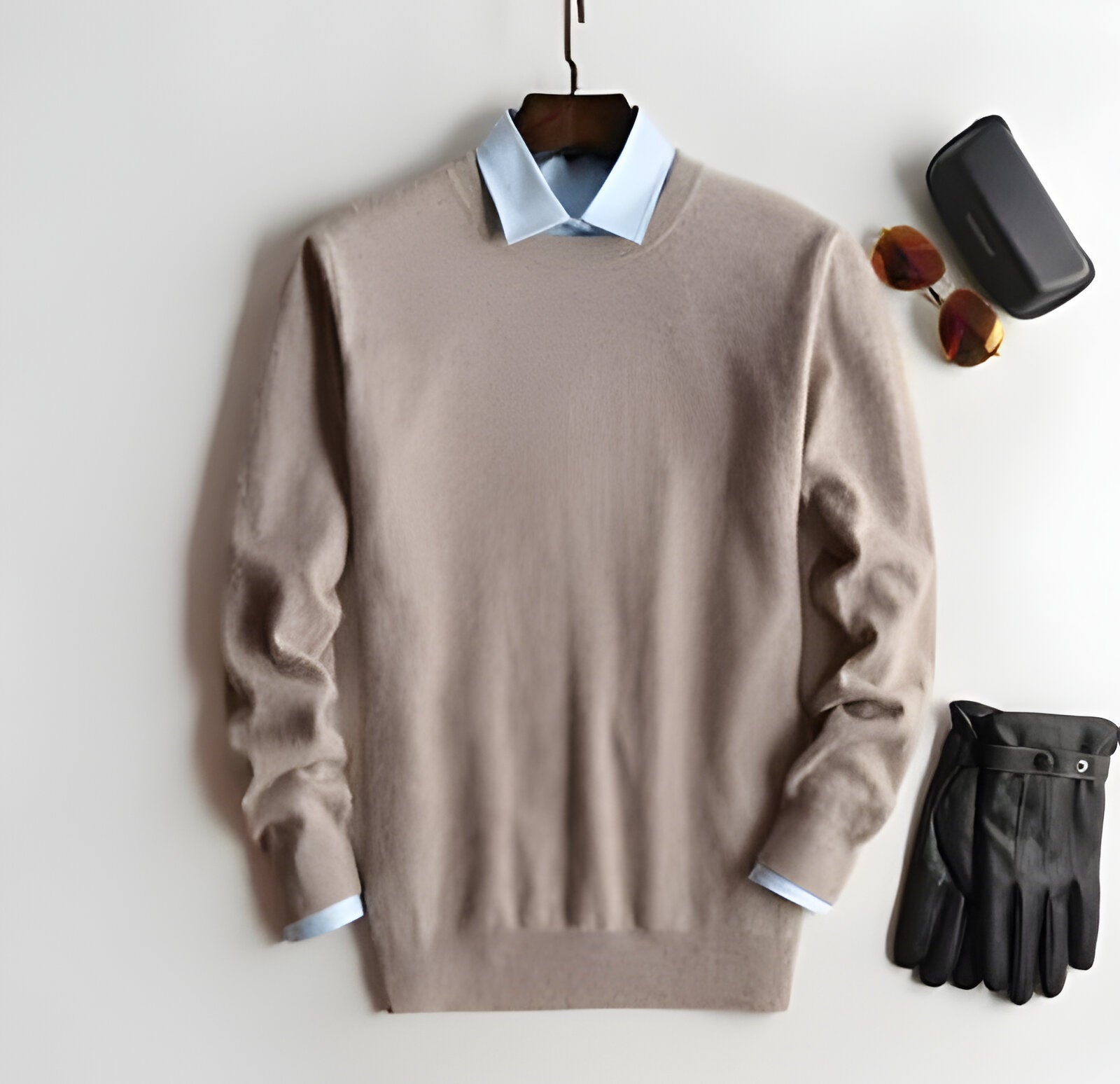 High quality men's crew neck cashmere sweater, elegant pullover for a timeless and comfortable winter look.