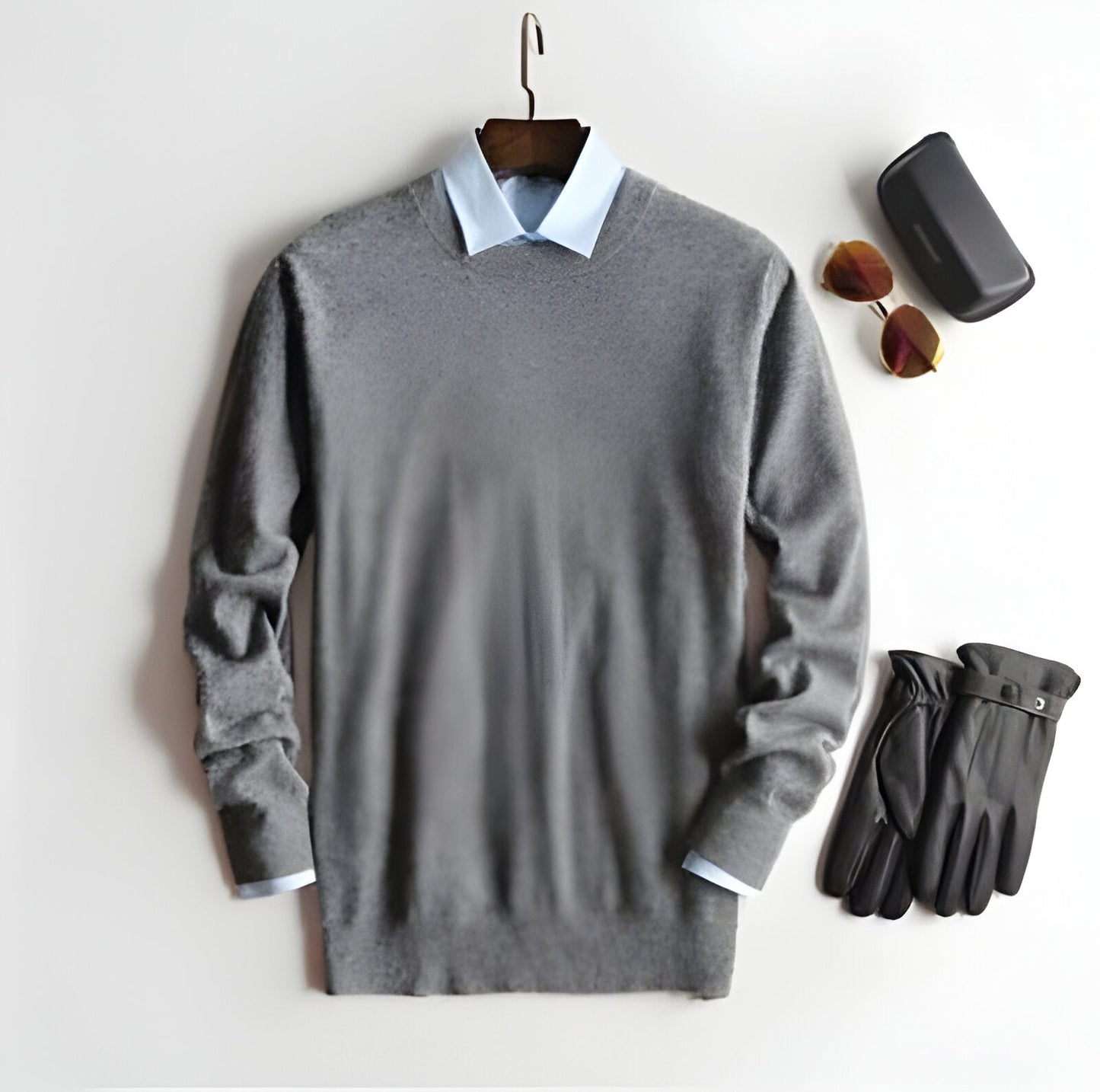 Classic men's cashmere pullover sweater, high quality and elegant for a comfortable and sophisticated look.